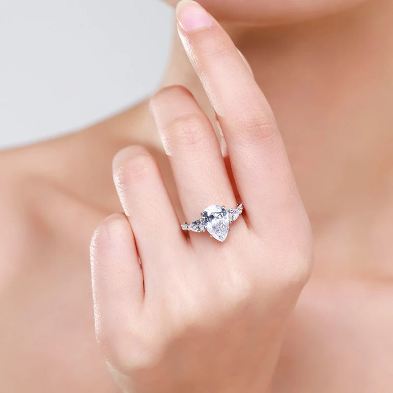 Anel Belmira Lóriane – Prata 925 com Pedra em Gota e Zircônias Elegantes