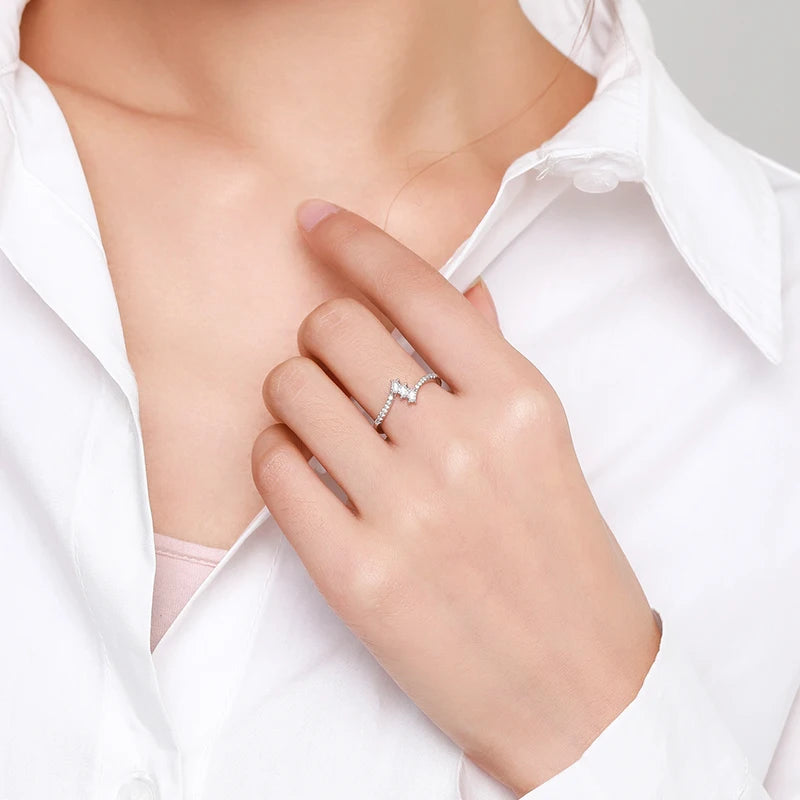 Anel Belmira Tríade – Prata 925 com Três Zircônias e Cravejado Elegante