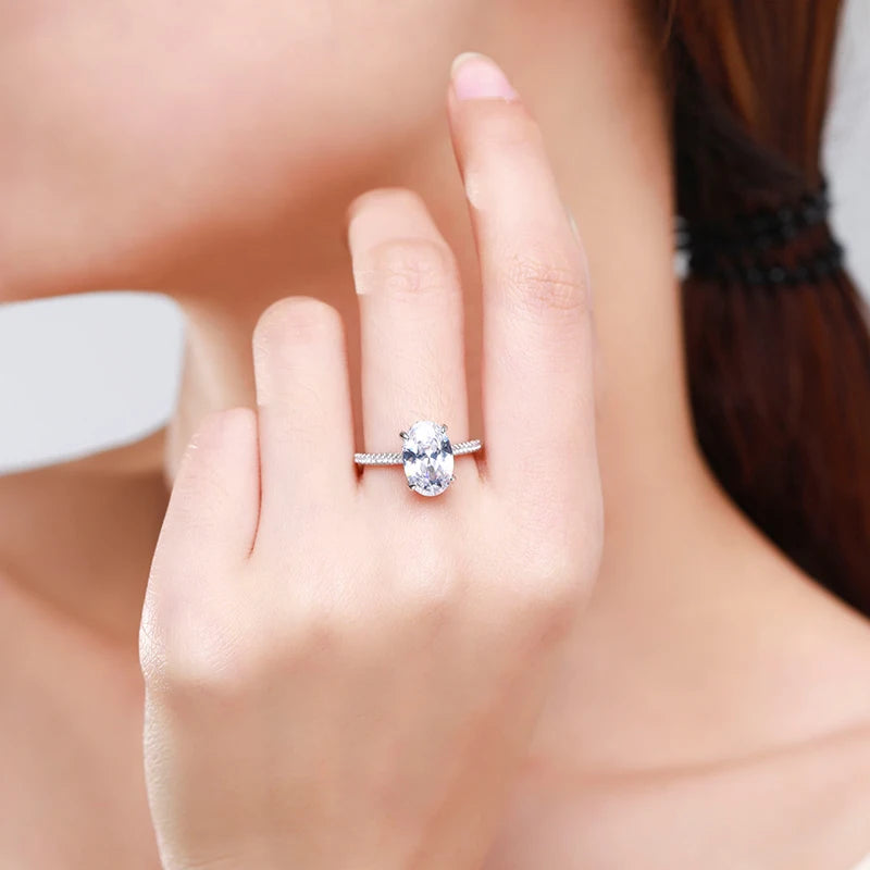 Anel Belmira Elipse Radiante - Prata 925 com Pedra Oval e Laterais Cravejadas