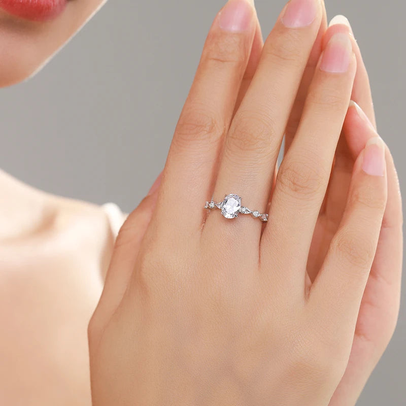 Anel Belmira Lucenza – Prata 925 com Pedra Oval e Detalhes em Zircônia
