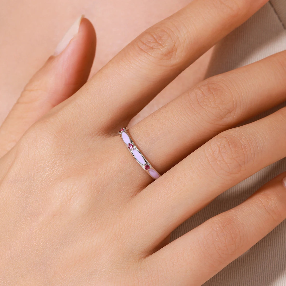 Anel Belmira Lavínde – Prata 925 com Três Zircônias Roxas Elegantes